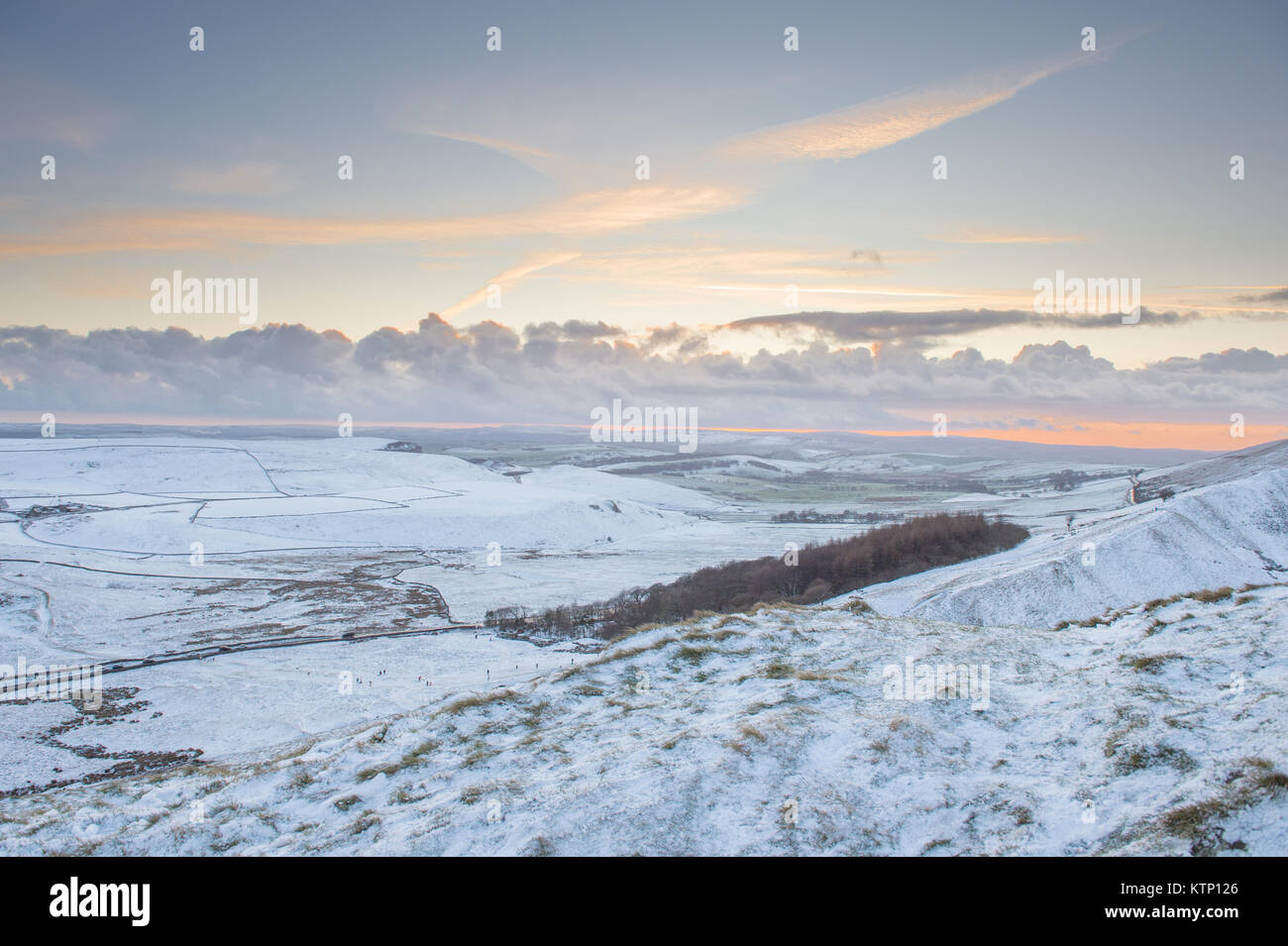 Castleton, UK. 28 Dez, 2017. Am späten Nachmittag einen Blick vom Gipfel des Mam Tor, Derbyshire in der Hope Valley am Donnerstag, den 28. Dezember 2017. Quelle: Matthew Wilkinson/Alamy leben Nachrichten Stockfoto