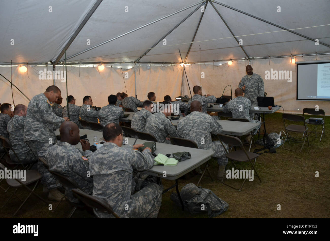Am Aug 18 2013, Major General Harry E. Miller, Kommandierender General des 42d Infanterie Division, New York Army National Guard besucht Soldaten der 42. CAB und 642 ASB während ihrer Ausbildung bei Pre-Mobilization Fort Drum gehalten wird. MG Miller besucht die Soldaten an den verschiedenen Stationen wie Erste Hilfe, Commo, Land Nav und andere Krieger Aufgaben als Teil des PMT. MG Miller berichtete auch von der Kommandant der 3-142 Assault Helicopter Bataillon, LTC Jeffrey Baker und seine Mitarbeiter über aktuelle Support Operations das Bataillon während der PMT bietet sowie zukünftige Ausbildungsmaßnahmen Stockfoto