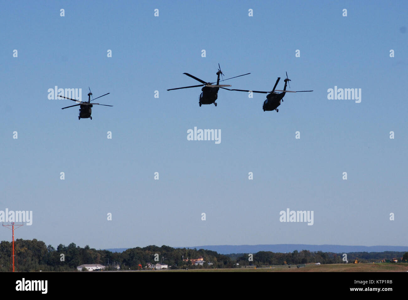 LATHAM, New York - New York Army National Guard Besatzungen der 3 Bataillon, 142 Luftfahrt hier Abfahrt 19.09.25 von der National Guard Army Aviation Flight Facility. Zehn Flugzeuge in Fort Hood, Texas, bereitgestellt werden, als Teil der Mobilisierung der 42th Combat Aviation Brigade, für eine Kuwait Bereitstellung am Ende des Jahres geplant. Die Einheit wird mit einem Jahr aktive Aufgabe dienen, mit etwa neun Monaten in Kuwait. U.S. Army National Guard Foto von Oberst Richard Goldenberg (freigegeben) Stockfoto