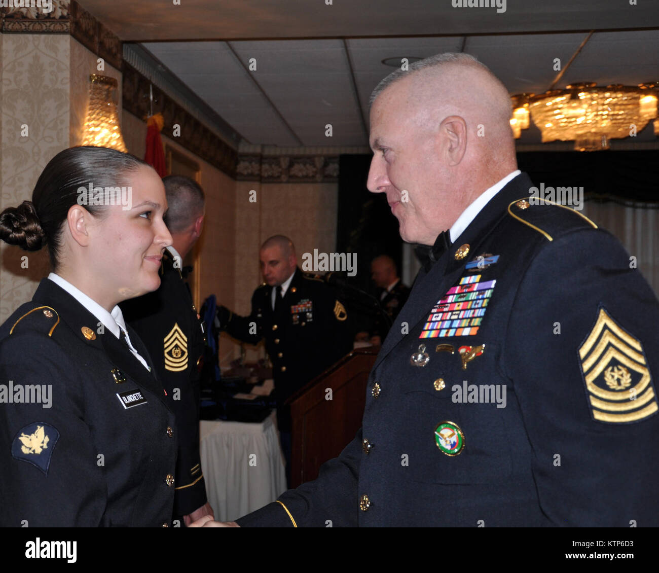 UTICA, New York - New York 2013 Soldat des Jahres Spec. Rachel Blanchette, eine Versorgung teile Spezialist mit Firma E, 3.BATAILLON 142 Aviation ist durch US Central Command der älteren Soldaten Führer Befehl Sgt anerkannt. Major Frank Grenzwert Grenzwerte bei den eingetragenen Verein der New Yorker Nationalgarde Jahreskonferenz und Award Dinner, April 20. Stockfoto