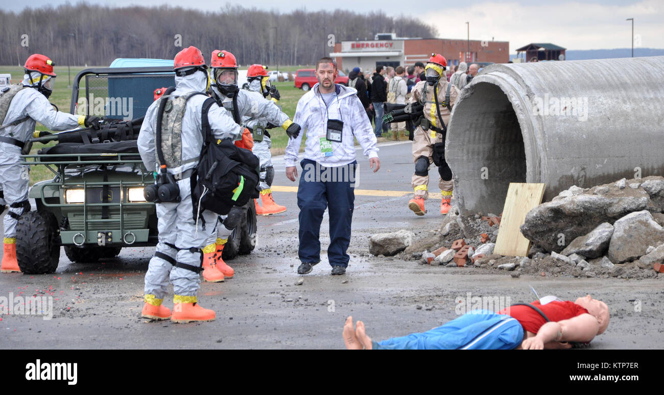 Corato, NEW YORK - fast 600 Service Mitglieder aus New Jersey, New York und Puerto Rico Nationalgarde ein Training an der New York State Vorbereitung Training Center hier vom 28. April bis 2. Mai 2014 durchgeführt. Die Mitglieder des nationalen Schutzes sind hier ein Teil der Region II Heimat Response Team, die auch den Virgin Islands umfasst. Externen Bewerter aus den Joint Interagency Training und Education Center aus West Virginia die HRF für ihre bevorstehenden Validierung Bewertung ausgebildet. Der zivilen Rettungsdienste und speziell ausgebildeten Rollenspieler in für die Übung in der gebracht wurden Stockfoto