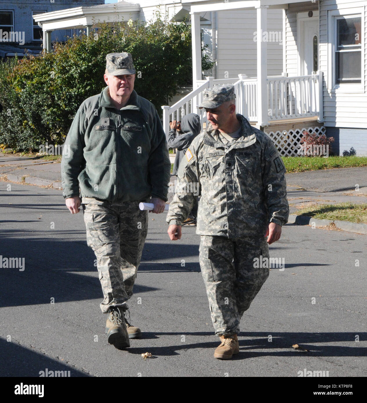 KINGSTON, NY - Lt. Oberst Matthew Cooper, New York National Guard Massenvernichtungswaffen Zerstörung Branch Chief, Spaziergänge neben Luftwaffe Brig. Gen. Verle Johnston, Jr. Vermessung der Standort für die gemeinsame Task Force First Response Übung in der Innenstadt von Kingston, New York, Nov. 5,2011 statt. Die Übung, die inklusive New York des Heeres und der Wachposten mit den lokalen Behörden zusammen, Taktiken zu einem radioaktiven expolsion durch terrosist Angriff reagieren zu können. (Foto von Spc Brian Godette, 138 PAD, NYARNG) Stockfoto