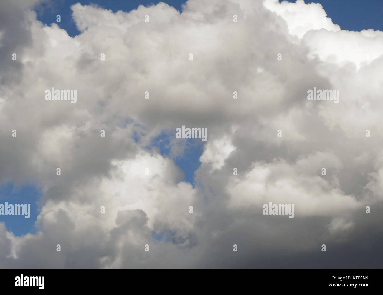 Flauschigen weißen Wolken in einem strahlend blauen Himmel Stockfoto