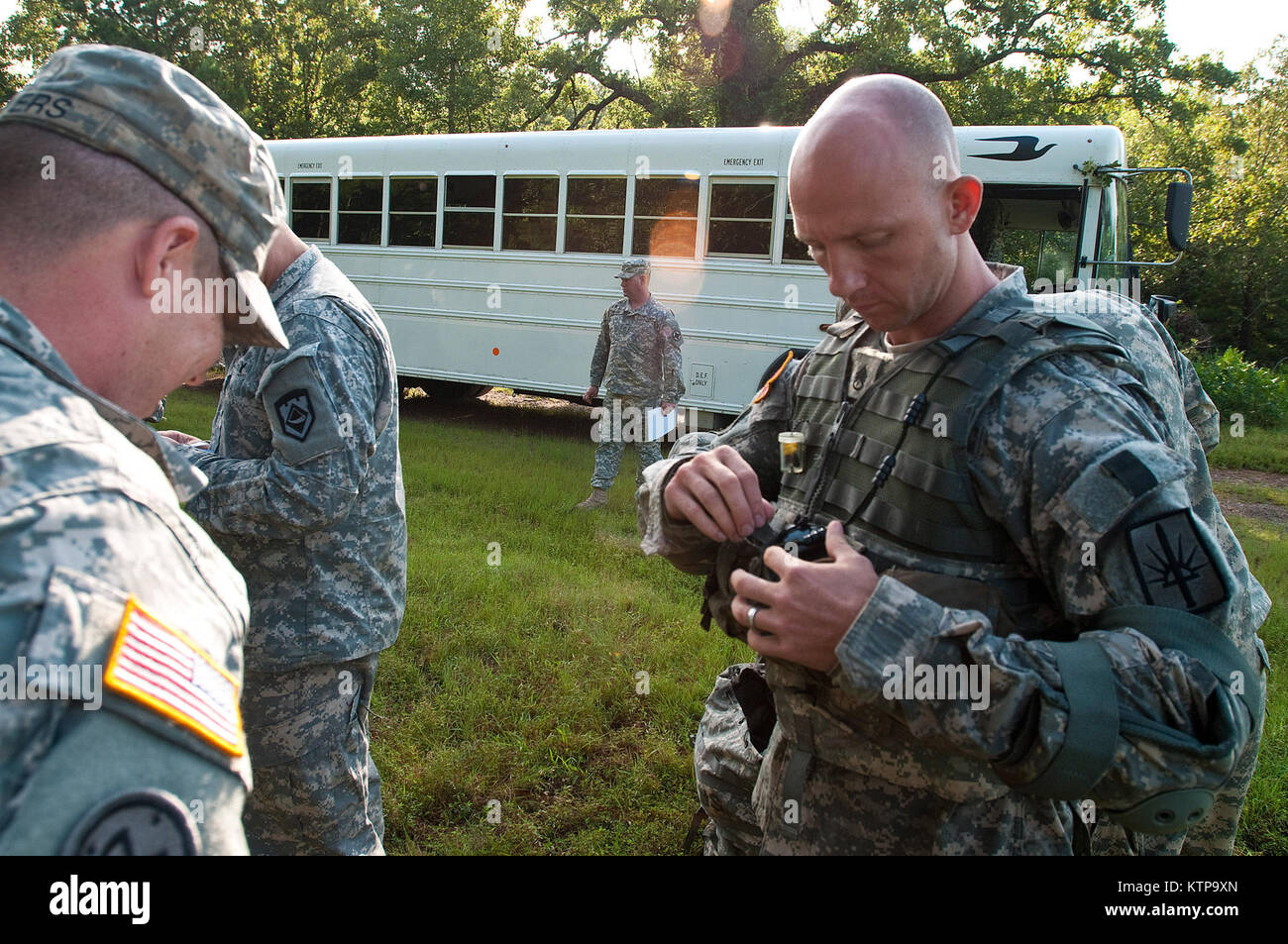 Army Staff Sgt. Jeffrey Dorvee mit 1427Th der New York Army National Guard Transport Unternehmen, bereitet seine Ausrüstung während der 2014 Army National Guard besten Krieger Wettbewerb im Camp Joseph T. Robinson, Arkansas, 14. Juli 2014. Dorvee ist einer von 14 Konkurrenten in den Wettbewerb - die Tests die Wettbewerber auf eine Vielzahl von taktischen und technischen Fähigkeiten in einer physisch und psychisch anspruchsvollen Umfeld - um den Titel der besten Krieger zu erwerben und für die Armee Guard der Soldat geworden und Noncommissioned Officer des Jahres. Die Gewinner des Wettbewerbs auf die Armee zu vertreten Stockfoto