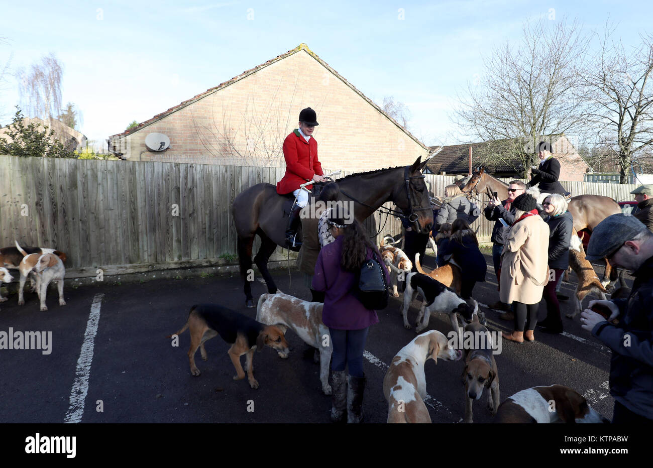 Reiter und Hunde bereiten Teil in der Tedworth Boxing Day Jagd bei Pewsey in Wiltshire. Stockfoto