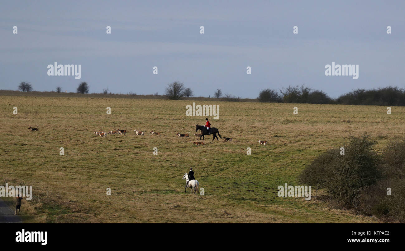 Reiter Pass über Salisbury Plain während des Tedworth Boxing Day Jagd in Wiltshire. Stockfoto