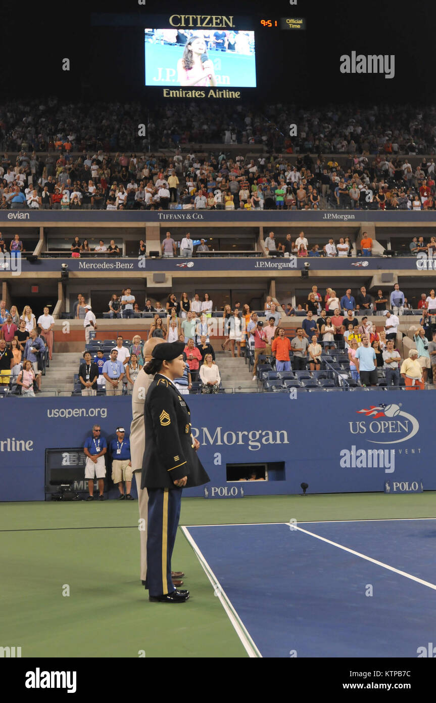 Flushing, NY - Sgt. 1. Klasse Sharon Rimal steht an Aufmerksamkeit während der Gesang von "Gott segne Amerika", während der dritte jährliche der US Open Tennis Turnier militärischen Anerkennung Tag am Tag der Arbeit. Rimal, ein Queens-Bewohner, ist ein Soldat mit dem 27 Financial Management Co., NY Army National Guard, und wurde von der amerikanischen Tennis Association vor Beginn der vierten Runde der am Abend im Arthur Ashe Stadium erkannt. (US Army Foto von Master Sgt. Dekan Welch/Freigegeben) Stockfoto