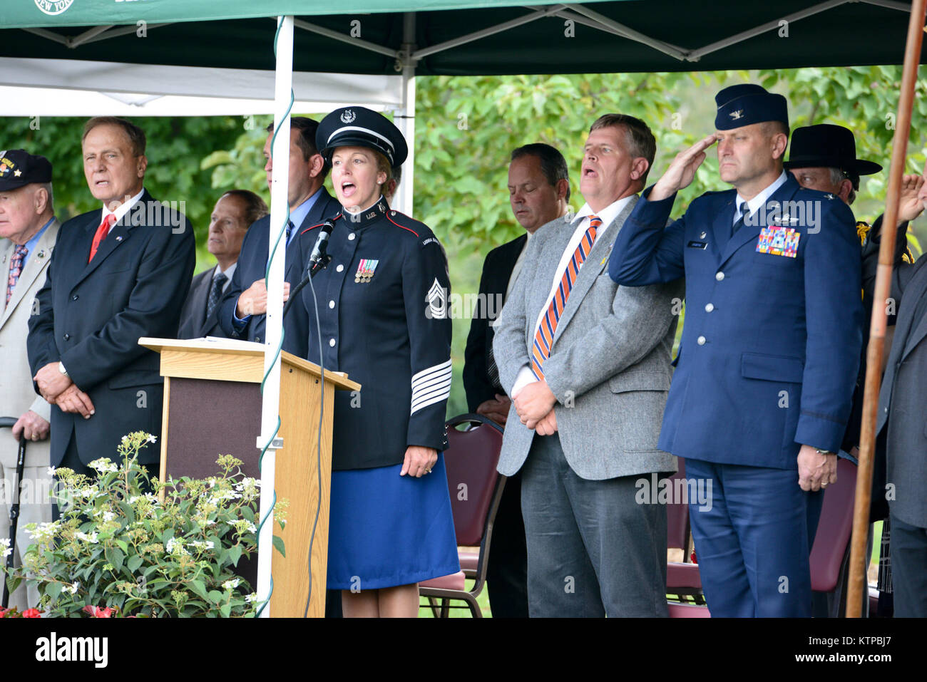 Us Air Force Col Timothy J. LaBarge, Commander 105 Airlift Wing Salutierte als US-Armee Master Sgt. MaryKay Messenger, singt: "Gott segne Amerika" zum Abschluss der Patriot, 11. September Gedenkveranstaltungen an den Orange County Arboretum, Thomas Stier Memorial Park, Montgomery, New York, Sept. 11, 2014 statt. (U.S. Air Force Foto von Tech. Sgt. Michael OHalloran/Freigegeben) Stockfoto