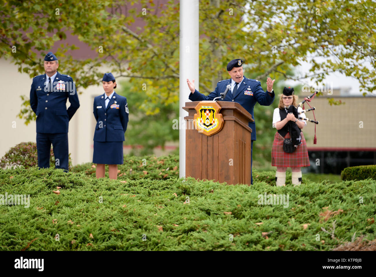 Us Air Force lt Col Robert Tilli, der Kaplan mit 105 Airlift Wing, New York Air National Guard, eine spirituelle Botschaft über die Bedeutung von Erinnern und wie das bringt emotionale Heilung zu Familien und zu einer Nation während einer Trauerfeier auf dem 13. Jahrestag der tragischen Ereignisse vom 9. bis 11. an den Stewart Air National Guard Base New York, Sept. 11, 2014. (U.S. Air Force Foto von Tech. Sgt. Michael OHalloran/Freigegeben) Stockfoto
