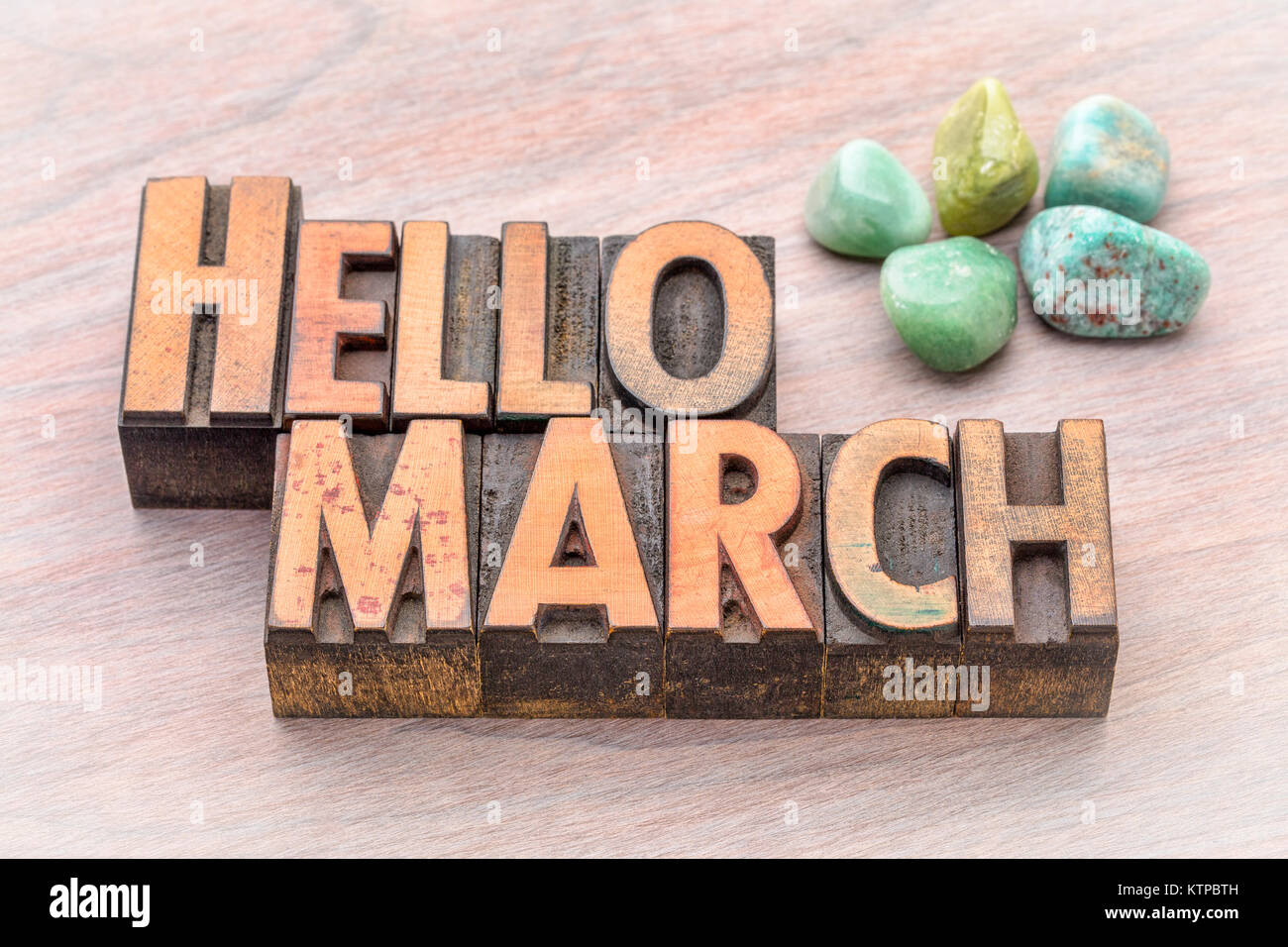 Hallo März in Vintage buchdruck Holz Art mit grünen Edelsteine Kristalle Stockfoto