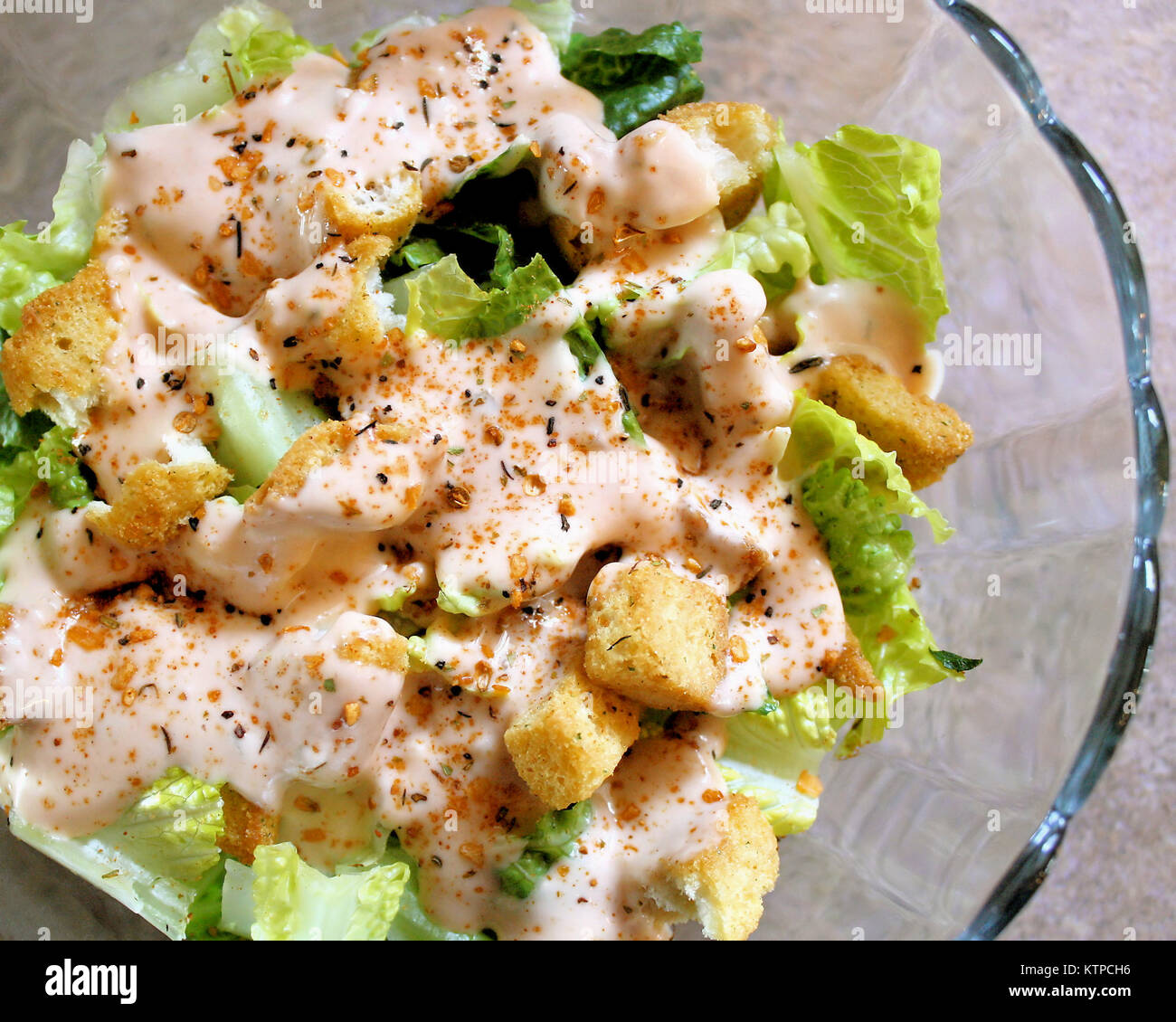 Frischer Salat mit Croutons und Gewürzen aromatisiert Stockfoto