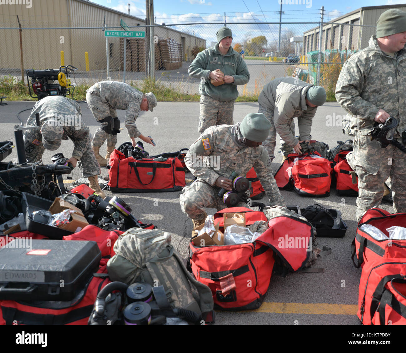 ERIE County, New York - New York Army National Guard Dekontamination Team wird fertig, ihren Gang zu Don am gemeinsamen Training Event (CTE). Die CTE November 14 &Amp; 15. Fand an Cheektowa Brand Academy. Sie übte der New Yorker Nationalgarde und andere externe Agenturen Antwort auf die Masse der chemischen, biologischen, radiologischen oder nuklearen Heimat Vorfälle. Stockfoto