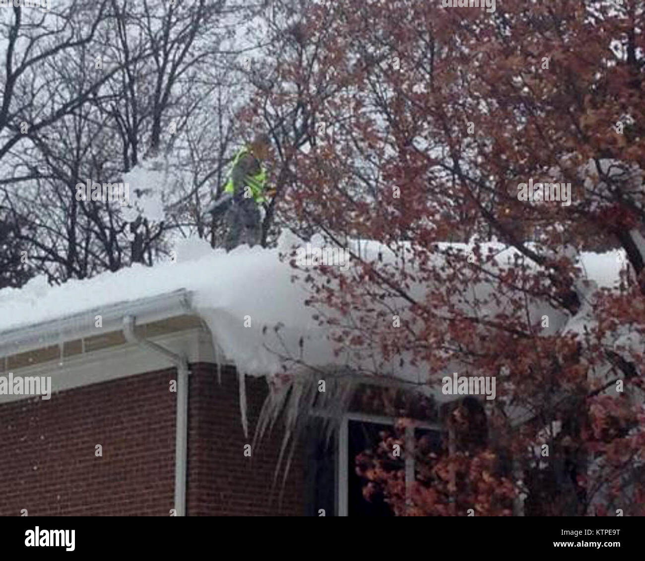 New York Army National Guard Soldaten von Unternehmen ein, die Unterstützung der Feuerwehr 427th Battalion, Hauptsitz in Rochester, helfen bei der Schneeräumung vom Dach der Absolut Pflege betreutes Wohnen Senior Care Center in Orchard Park, New York November 22. Die 42 Soldaten, die von Kapitän David Myones aus South Ozone Park, New York geboten hatte, wurden von einem weiteren Dutzend freiwillige Mitglieder der New York Schutz Staat Defence Force, die von Gouverneur Andrew M. Cuomo mit Recovery in Western New York folgenden historischen Mengen Schneefall in dieser Woche zu helfen. Myones' Firma hat auch Soldaten durchführen Stockfoto