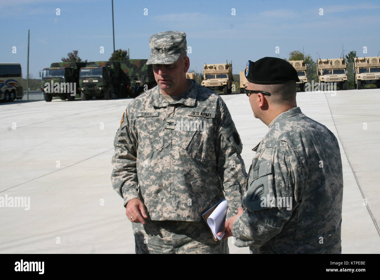 Mitglieder der 42th Infantry Division Headquarters erhalten die Mitarbeiter eine Orientierung und Fähigkeiten von 56 der Pennsylvania Army National Guard Stryker Brigade Combat Team in Willow Grove gemeinsame Mindestreservebasis in Pa. Stockfoto