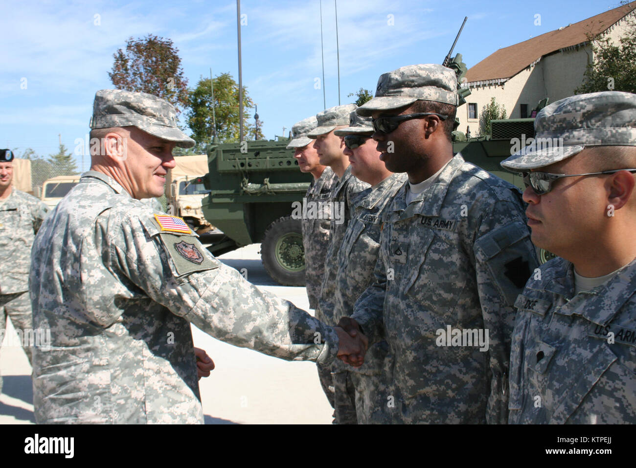 New York Army National Guard Brig. Gen. Steven Wickstrom, Kommandant der 42th Infantry Division, präsentiert Herausforderung Münzen in der Anerkennung der Orientierung Besuch mit 56 der Pennsylvania Army National Guard Stryker Brigade Combat Team, Teil des 28 Infanterie Division. Stockfoto