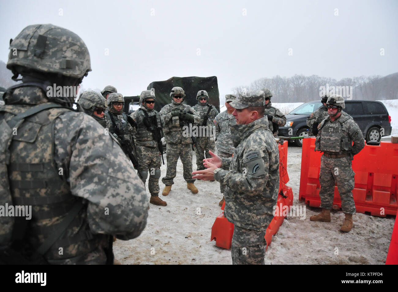 42Th Infantry Division commander Maj Gen Harry Miller jr. spricht mit 42 Soldaten in das Feld im Camp Smith Training Website am 1. März, während sie im Rahmen ihrer Ausbildung vor Zug - Mobilisierung für eine anstehende Mission in Guantanamo Bay auf Kuba. Foto von Sgt. 1. Klasse Steven Petibone, 42th Inf. Div. Stockfoto