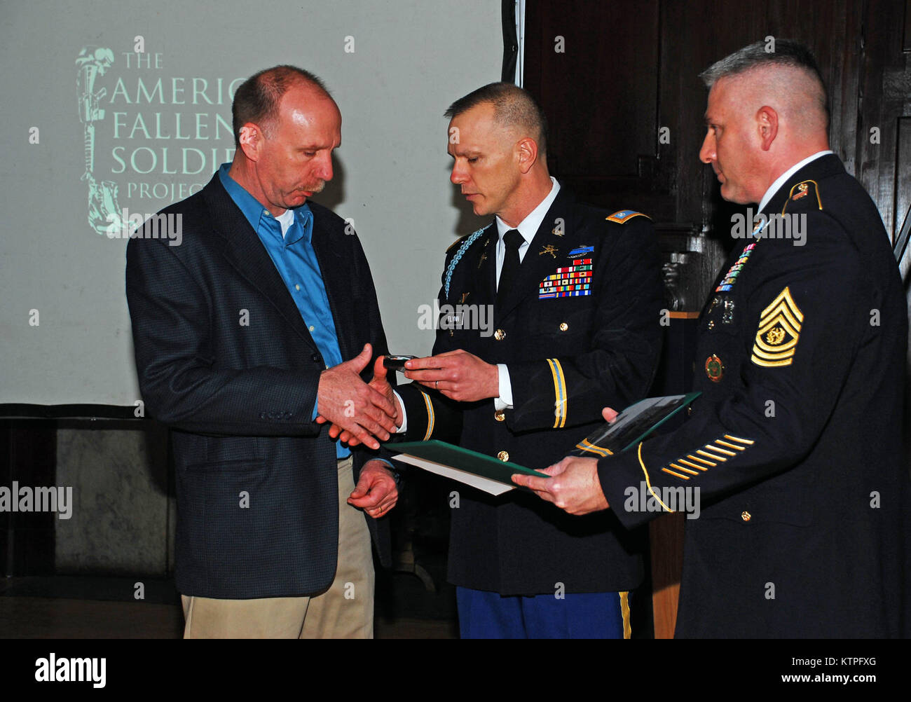 Gary Palmateer, Bruder von C Company 1 Infanterie Bataillon 69. Sgt. Markieren Palmateer, getötet in Afghanistan Provinz Logar am 26. Juni 2008 während mit der 2. Staffel 101 Kavallerie, erhält eine Auszeichnung von 69 Kommandant Oberstleutnant Sean Flynn während eines Sonntag, den 15. März, in dem die amerikanischen Gefallenen Soldaten Projekt ein PROTRAIT für Palmateer der Familie vorgestellt. Die Veranstaltung war Teil der Leitung bis zu St. Patrick's Day bei 69th Infanterie Bataillon Soldies führen die St. Patrick's Day Parade. (Foto von Oberstleutnant (im Ruhestand) Paul auffächern.) Stockfoto