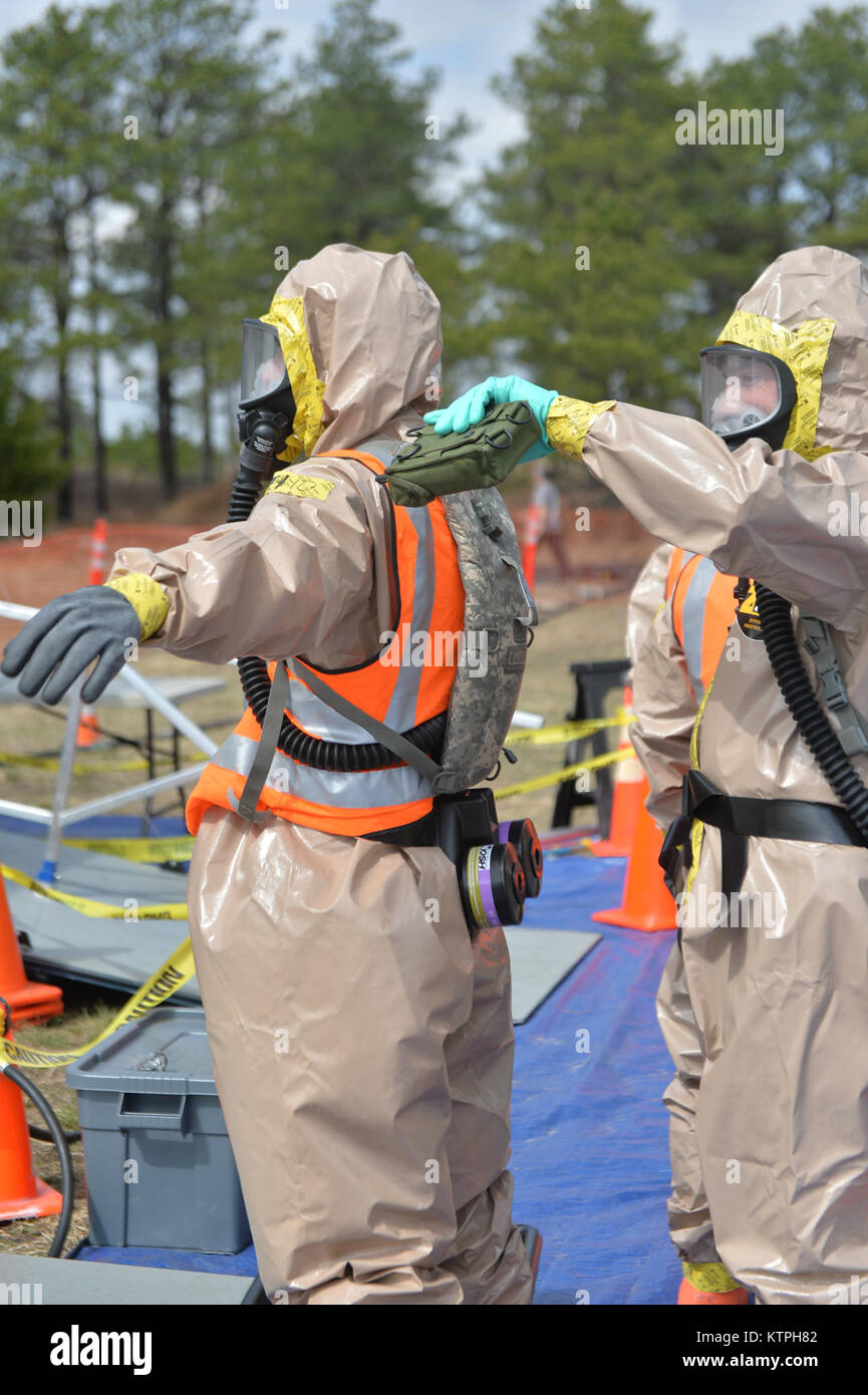 JBMDL, New Jersey - Mitglied der HRF (Heimat Response Force) versichern, keine Chemikalien auf Klage bleiben vor dem Ausbau. Die HRF, mit mehr als 600 Mitarbeitern, führte eine umfassende Übung für eine Reaktion im chemischen, biologischen, radiologischen oder nuklearen Zwischenfall hier April 15-19. Die hrf Züge zum Opfer eines CBRN-Vorfall extrahieren und die Dekontamination und die medizinische Triage zur Unterstützung der zivilen Behörden und Rettungskräfte zur Verfügung stellen. (New York Air National Guard/Master Sgt. Cheran Cambridge/Freigegeben). Stockfoto