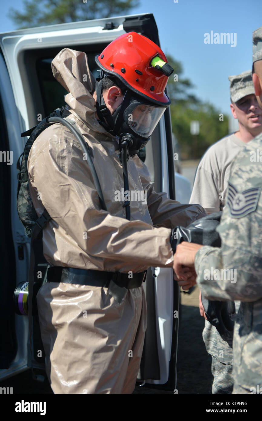 LAKEHURST, New Jersey - Technische Sgt Lantry, 105 medizinische Gruppe Dunstabzugshaube, hilft seinem Gefährten extractor Personalsgt vorzubereiten. Quinonez Don seine Handschuhe für eine Suche und Extraktion Mission während des Heimat Response Force (HRF) Übung, 18. April 2015. Die HRF, mit mehr als 600 Mitarbeitern, führte eine umfassende Übung für eine Reaktion im chemischen, biologischen, radiologischen oder nuklearen Zwischenfall hier April 15-19. Die hrf Züge zum Opfer eines CBRN-Vorfall extrahieren und die Dekontamination und die medizinische Triage zur Unterstützung der zivilen Behörden und Rettungskräfte zur Verfügung stellen. (New York Air National Gua Stockfoto