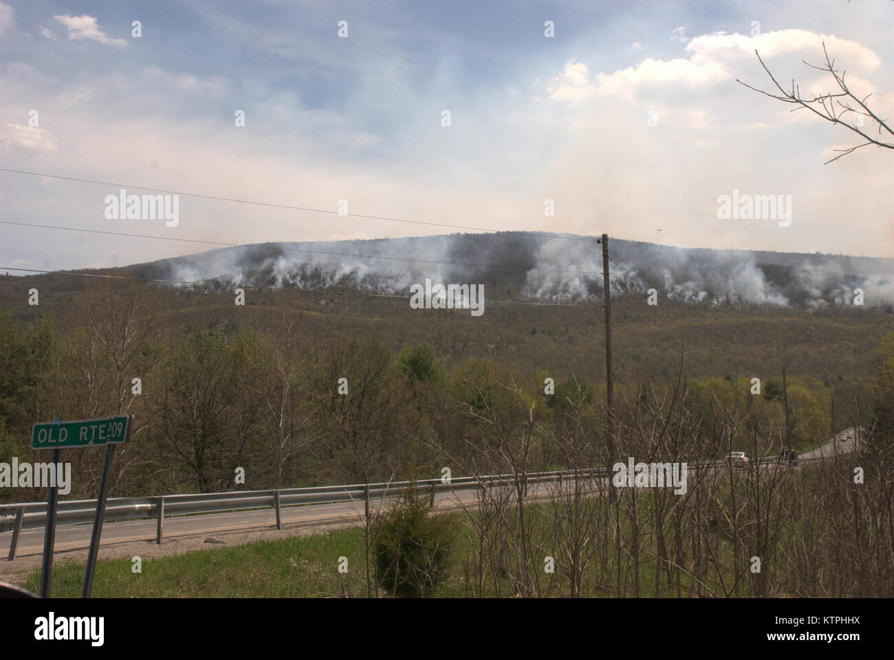 Die Bürste das Feuer auf die Shawangunk Ridge gesehen wird am Morgen des 5. Mai südöstlich von Ellenville, NY US Army National Guard Foto von COL Richard Goldenberg/freigegeben. Stockfoto