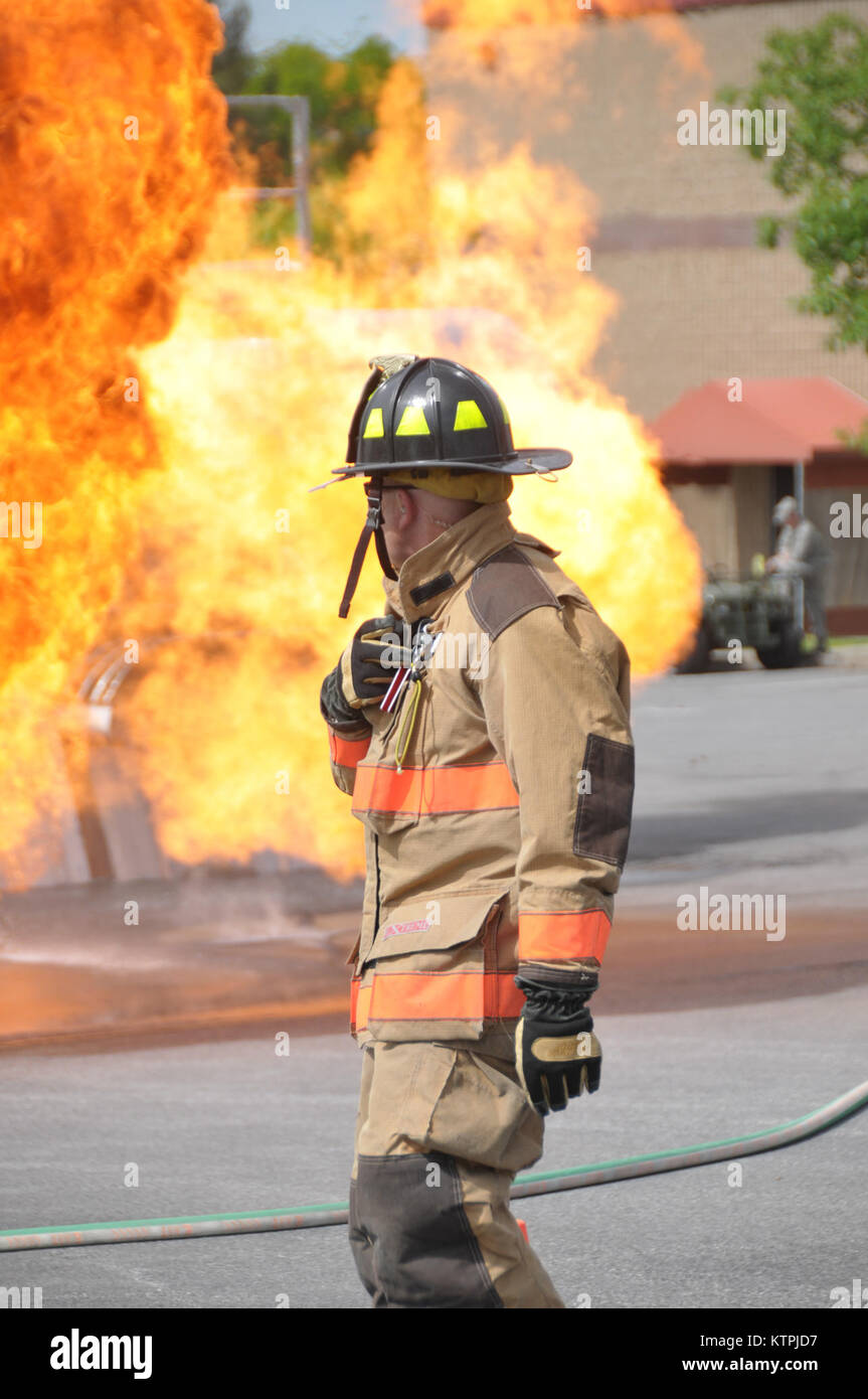 Etwa 50 Rettungskräfte in der 109 Airlift Wing schwerer Unfall Antwort Übung am 14. Juni 2015 teilgenommen, die simulierten einem Tankwagen Explosion auf Basis. (U.S. Air National Guard Foto von Master Sgt. William Gizara/Freigegeben) Stockfoto