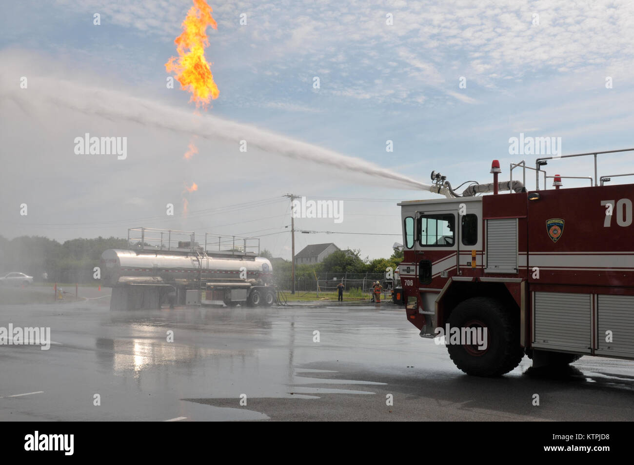 Etwa 50 Rettungskräfte in der 109 Airlift Wing schwerer Unfall Antwort Übung am 14. Juni 2015 teilgenommen, die simulierten einem Tankwagen Explosion auf Basis. (U.S. Air National Guard Foto: Staff Sgt. Benjamin Deutsch/Freigegeben) Stockfoto