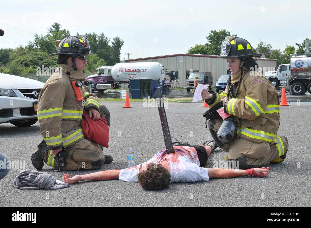 Etwa 50 Rettungskräfte und verschiedene Freiwillige in der 109 Airlift Wing schwerer Unfall Antwort Übung am 14. Juni 2015 teilgenommen, die simulierten einem Tankwagen Explosion auf Basis. (U.S. Air National Guard Foto: Staff Sgt. Benjamin Deutsch/Freigegeben) Stockfoto