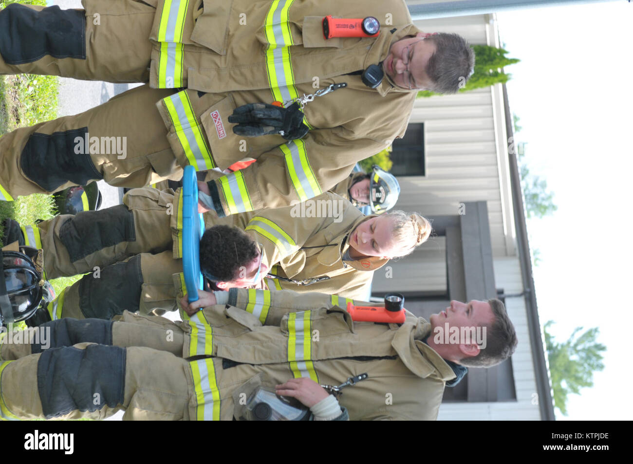 Etwa 50 Rettungskräfte und verschiedene Freiwillige in der 109 Airlift Wing schwerer Unfall Antwort Übung am 14. Juni 2015 teilgenommen, die simulierten einem Tankwagen Explosion auf Basis. (U.S. Air National Guard Foto: Staff Sgt. Benjamin Deutsch/Freigegeben) Stockfoto