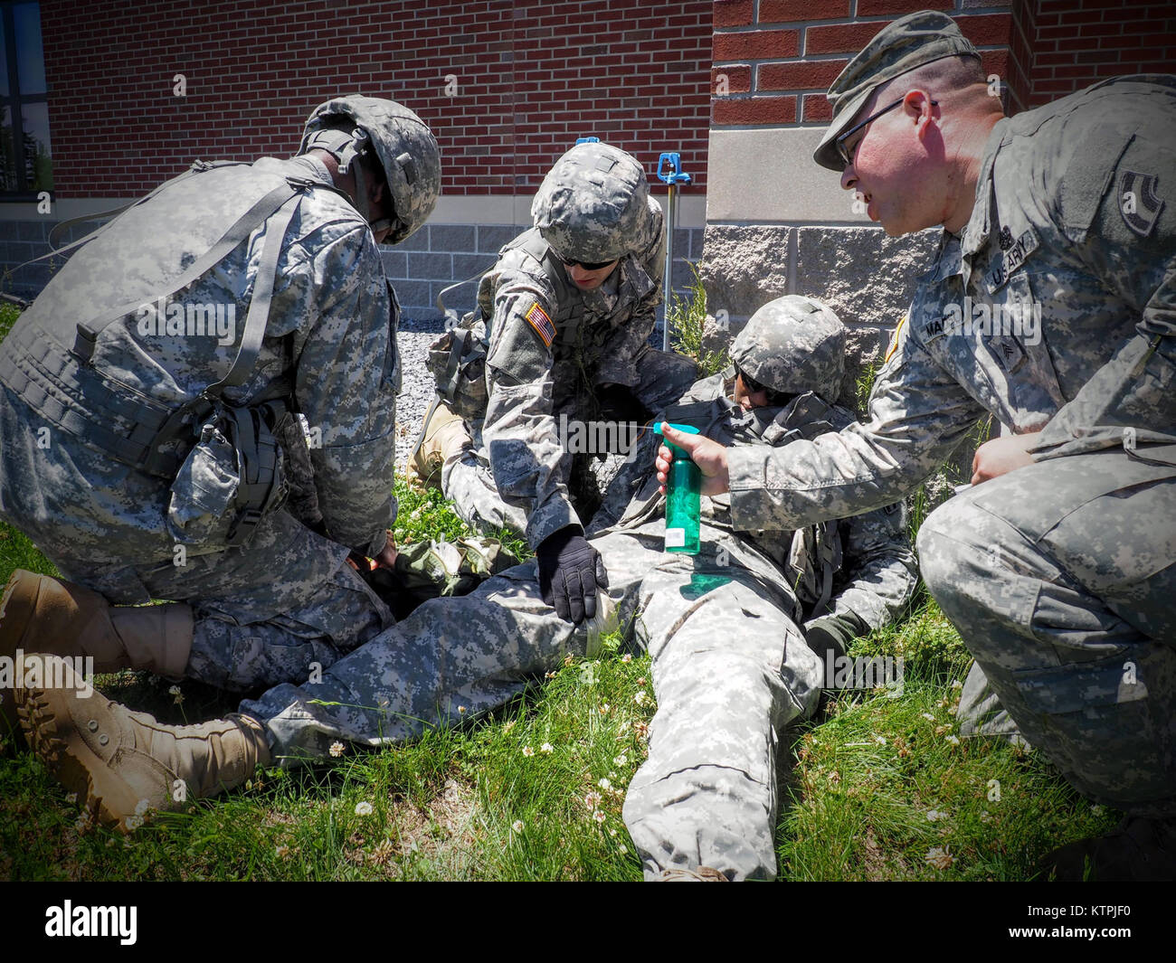 Sgt. Michael Madison der 42th Infantry Division Headquarters Support Unternehmen sprays Wasser zu simulieren Blutverlust während einer Bekämpfung der Lebensretter Kurs Juni 17 in Fort Drum, N.Y. Stockfoto