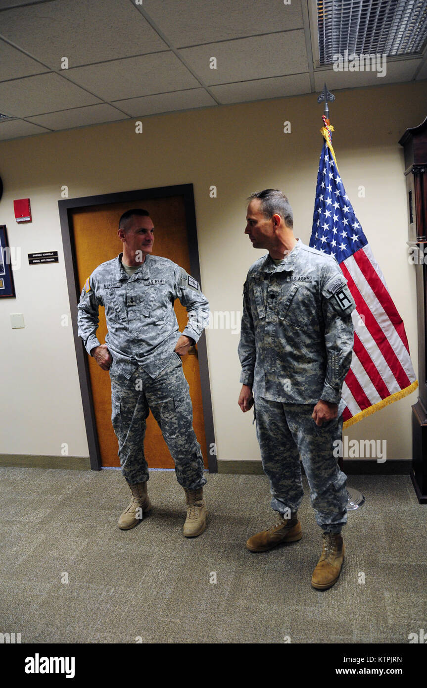 Generalmajor Patrick Murphy, präsentiert die Meritorious Service Medal, Oberstleutnant Stephen Howe für seine Arbeit als Senior Advisor Guard-New York von August 2012 bis Juli 2015. Howe war für den Professor der militärischen Wissenschaft an Carson - Newman Universität in Jefferson City, Tenn gewählt und wird für die neue Zuordnung im Juli fahren. Stockfoto