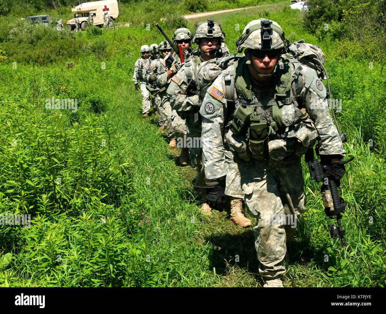 FORT DRUM, New York - New York Army National Guard Soldaten mit Bravo Company, 2.BATAILLON, 108 Infanterie Regiment in einem platoon live-fire Übung während der jährlichen Schulung der Einheit in Fort Drum, NY am 16. Juli teilnehmen. Die Ausbildung, Teil eines exportierbaren Combat Training (XCTC) Übung, die erforderlich sind, um die Koordinierung der gesamten Platoon, und Soldaten der Einheit mit einer Gelegenheit, ihre Kampftechniken zu verbessern (U.S. Armee Foto von Alexander Rektor/freigegeben). Stockfoto