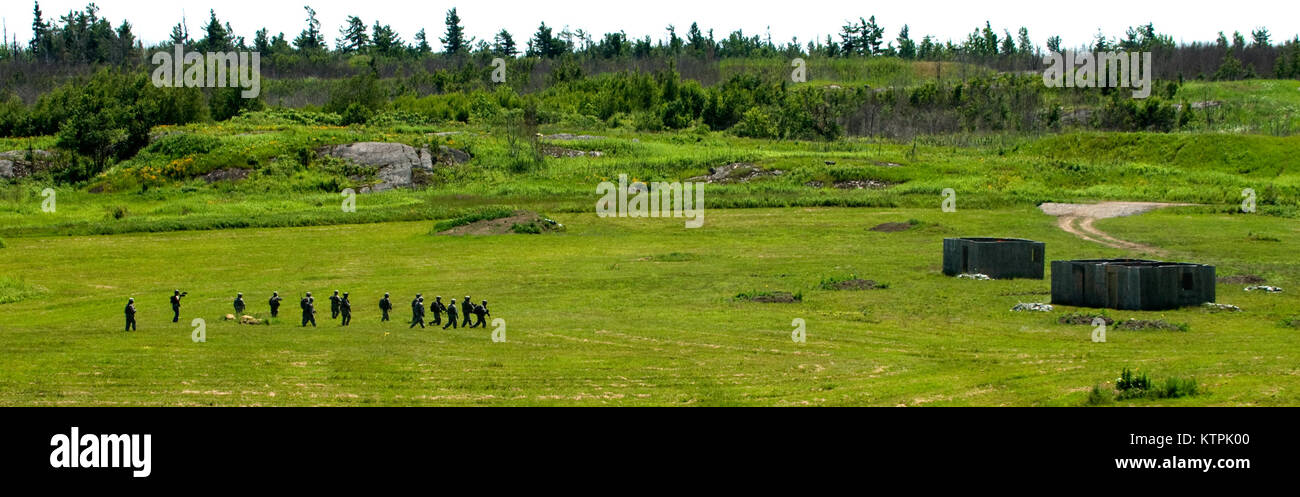 FORT DRUM, New York - New York Army National Guard Soldaten mit Bravo Company, 2.BATAILLON, 108 Infanterie Regiment in einem platoon live-fire Übung während der jährlichen Schulung der Einheit in Fort Drum, NY am 16. Juli teilnehmen. Die Ausbildung, Teil eines exportierbaren Combat Training (XCTC) Übung, die erforderlich sind, um die Koordinierung der gesamten Platoon, und Soldaten der Einheit mit einer Gelegenheit, ihre Kampftechniken zu verbessern (U.S. Armee Foto von Alexander Rektor/freigegeben). Stockfoto