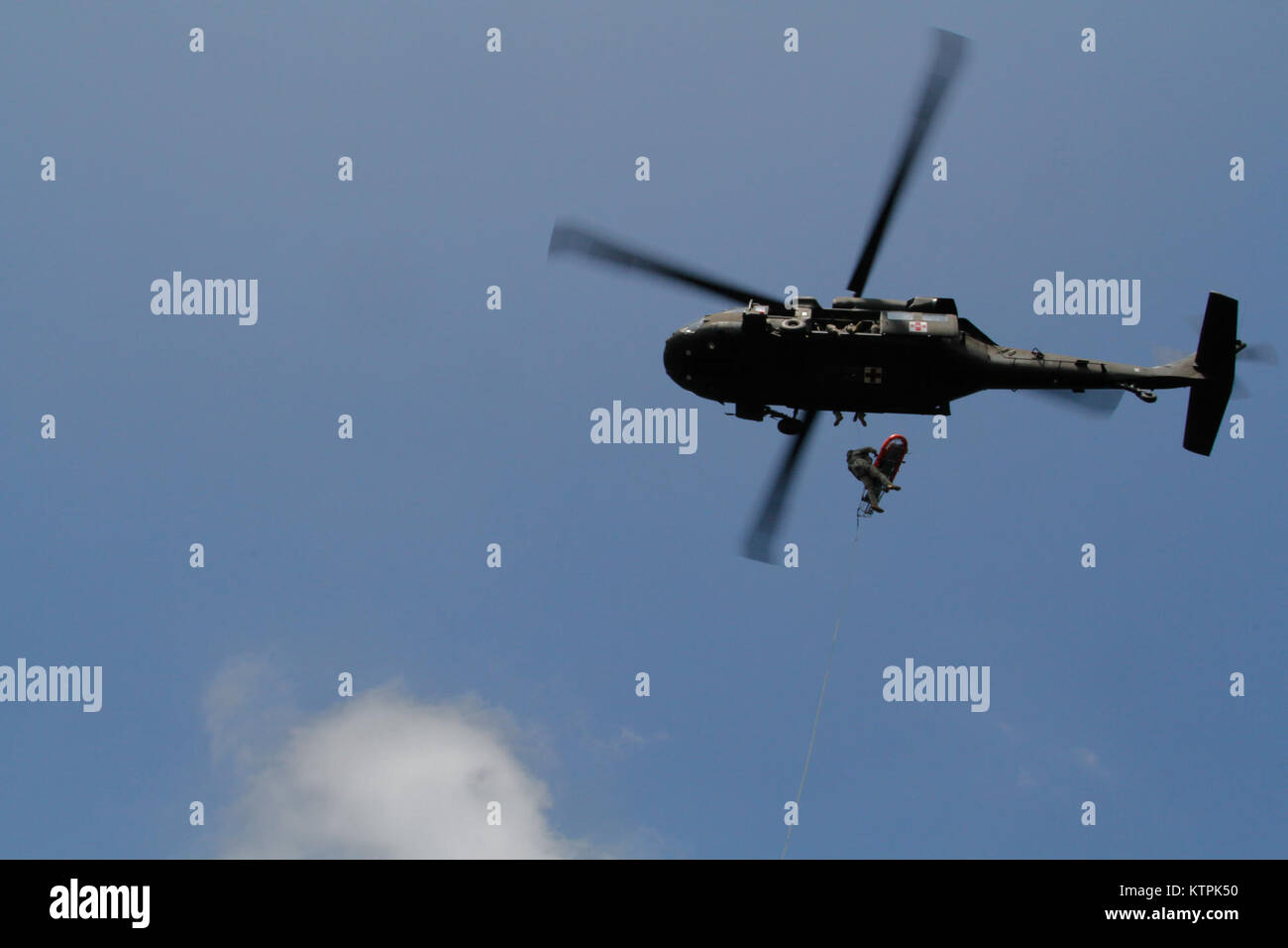 Staff Sgt. Stephen Tschiderer, ein Medic mit F-Gesellschaft, 1 Battalion, 169Th Allgemeine Unterstützung Aviation Battalion, bringt ein Unfall auf einem Stokes Wurf bis zu einem UH-60 Black Hawk Hubschrauber während einer Übung auf der Oneida Lake in Cicero, New York Samstag, 18. Juli 2015. (U.S. Armee Foto von Sgt. Jonathan Monfilletto) Stockfoto