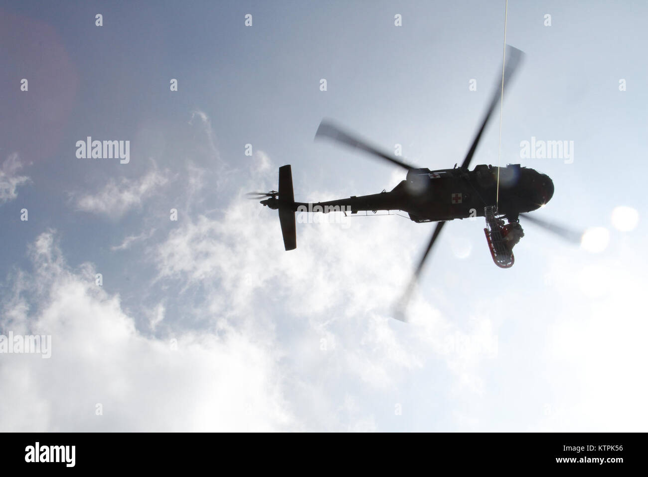 Staff Sgt. Stephen Tschiderer, ein Medic mit F-Gesellschaft, 1 Battalion, 169Th Allgemeine Unterstützung Aviation Battalion, klettert an Bord eines UH-60 Black Hawk Hubschrauber mit einem Unfall auf einem Stokes Wurf am Oneida Lake in Cicero, New York während einer Übung Samstag, Juli 2015. (U.S. Armee Foto von Sgt. Jonathan Monfilletto) Stockfoto