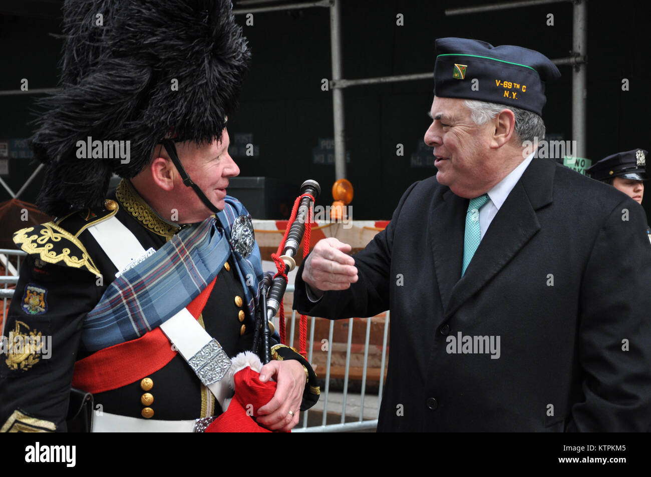 NEW YORK, NEW YORK - 1.BATAILLON 69. Der New York Army National Guard Infanterie feiert St. Patrick's Day. Die Feier begann um Saint Patrick's Cathedral in Manhattan und endete mit einer Preisverleihung. Die Würdenträger der Feier enthalten Generalleutnant Joseph L. Lengyel, Generalmajor Patrick A. Murphy, Generalmajor Harry E. Miller, Oberst Joseph L. Biehler, und Herr Joe Brady Jr. (New York Army National Guard Foto's von Sgt. Patricia Austin) Stockfoto