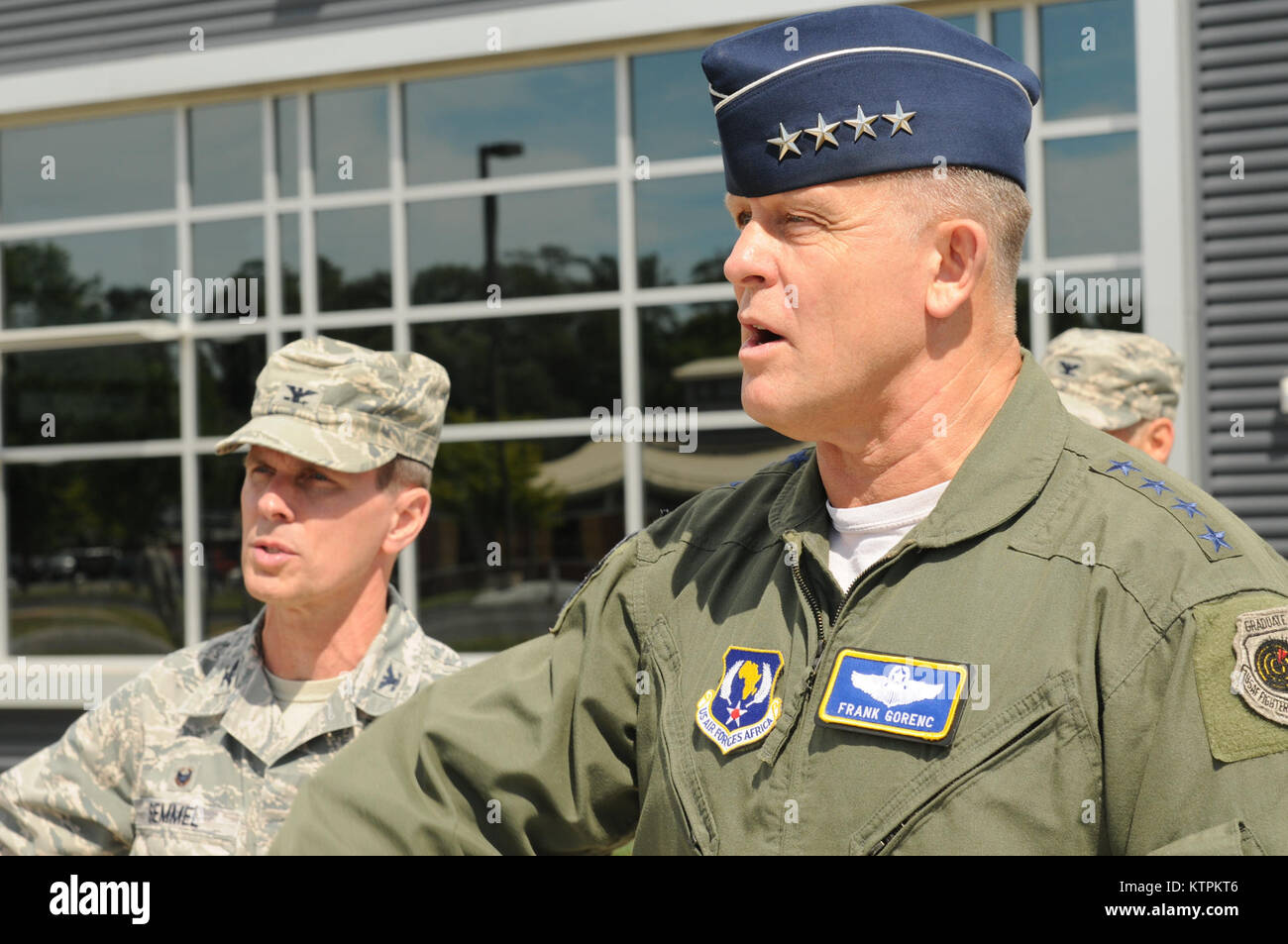Gen. Frank Gorenc, US Air Forces in Europe-Air Kräfte Afrika Commander visits Hancock Feld, Syracuse, N.Y., Aug 8, 2015. Gorenc beaufsichtigt die 152 Air Operations Group. (New York Air National Guard Foto von Tech Sgt. Justin A. Hütt/Freigegeben) Stockfoto