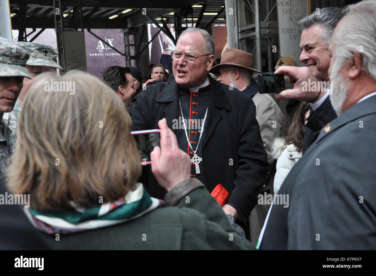 NEW YORK, NEW YORK - 1.BATAILLON 69. Der New York Army National Guard Infanterie feiert St. Patrick's Day. Die Feier begann um Saint Patrick's Cathedral in Manhattan und endete mit einer Preisverleihung. Die Würdenträger der Feier enthalten Generalleutnant Joseph L. Lengyel, Generalmajor Patrick A. Murphy, Generalmajor Harry E. Miller, Oberst Joseph L. Biehler, und Herr Joe Brady Jr. (New York Army National Guard Foto's von Sgt. Patricia Austin) Stockfoto