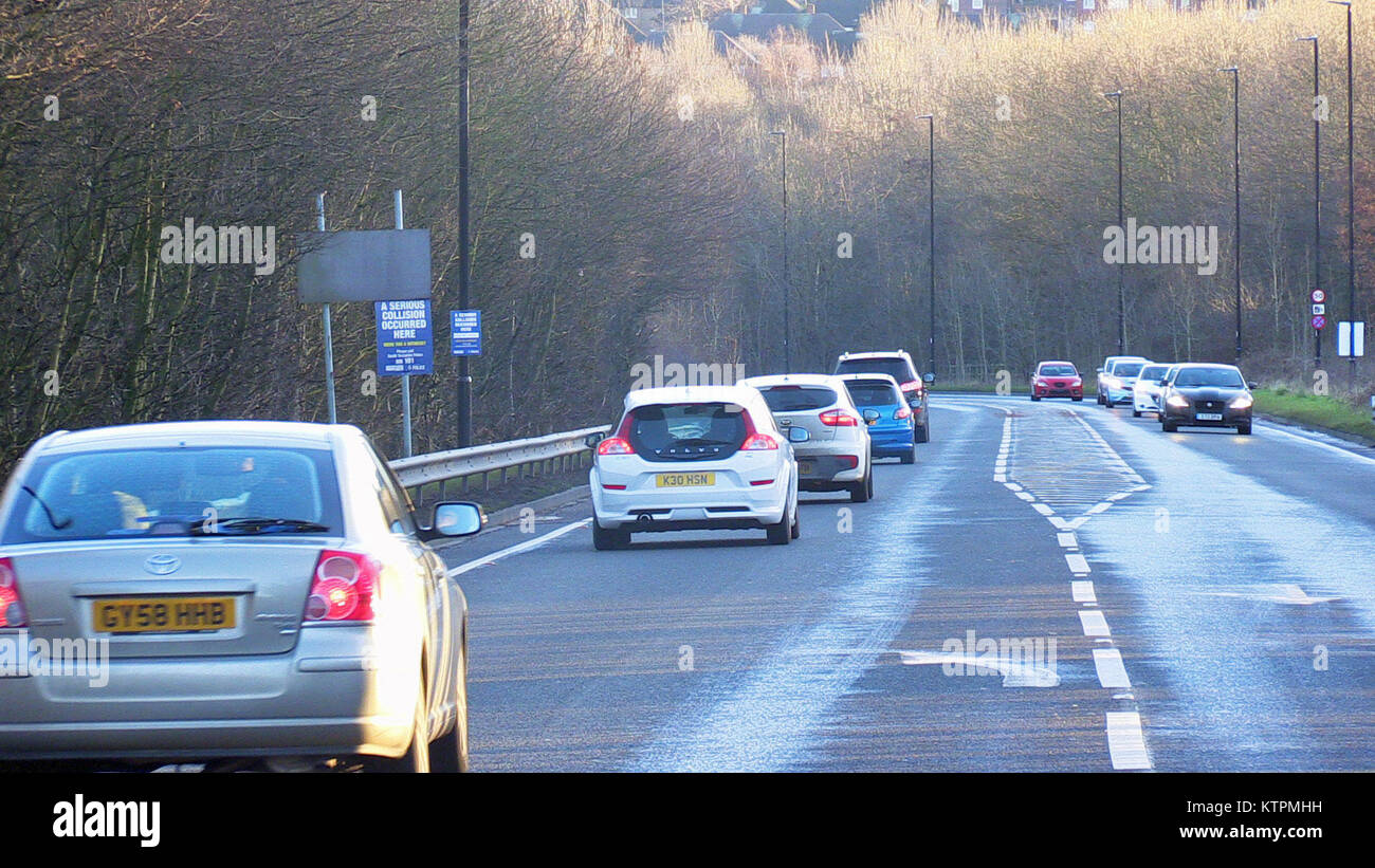 Zeugnis appellieren Zeichen an der Seite der Straße in der Nähe der Szene von einem Crash auf der A57 in Sheffield, die in den Tod eines Polizisten und einen weiblichen Passagier von einem anderen Auto geführt. Stockfoto