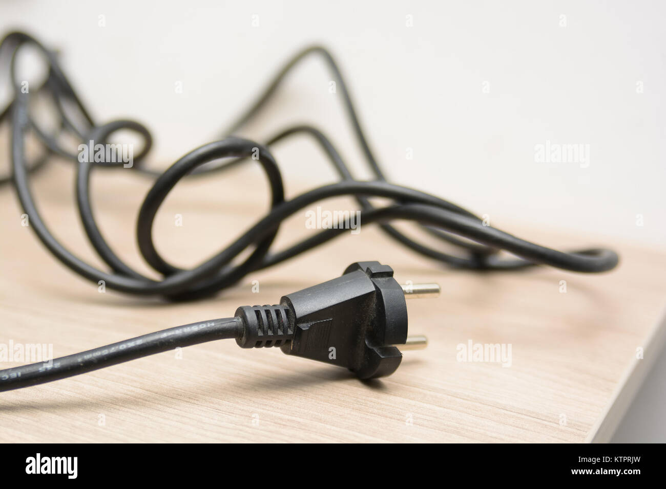 Close up schwarz Netzkabel und Netzstecker auf Holz- Oberfläche Stockfoto