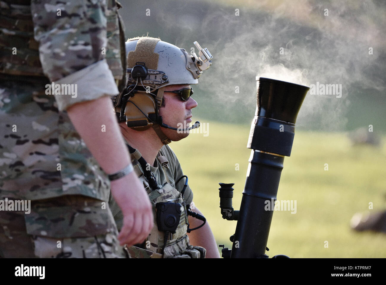 Soldaten von Charlie Company, 2/20 Special Forces Group, Feuer verschiedene Arten von Mörtel am Training Ziele während der Übung Southern Strike 16 am Lager Shelby Joint Forces Training Center, Mississippi, November 4 2015. Übung Southern Strike 16 betont, Luft-zu-Luft, Luft-/Boden- und Sondereinsatzkräfte Ausbildungsmöglichkeiten. (New York Air National Guard/Staff Sergeant Christopher S Muncy/freigegeben) Stockfoto