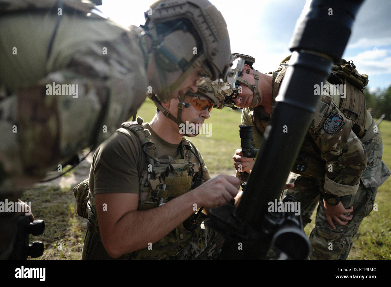 Soldaten von Charlie Company, 2/20 Special Forces Group, Feuer verschiedene Arten von Mörtel am Training Ziele während der Übung Southern Strike 16 am Lager Shelby Joint Forces Training Center, Mississippi, November 4 2015. Übung Southern Strike 16 betont, Luft-zu-Luft, Luft-/Boden- und Sondereinsatzkräfte Ausbildungsmöglichkeiten. (New York Air National Guard/Staff Sergeant Christopher S Muncy/freigegeben) Stockfoto