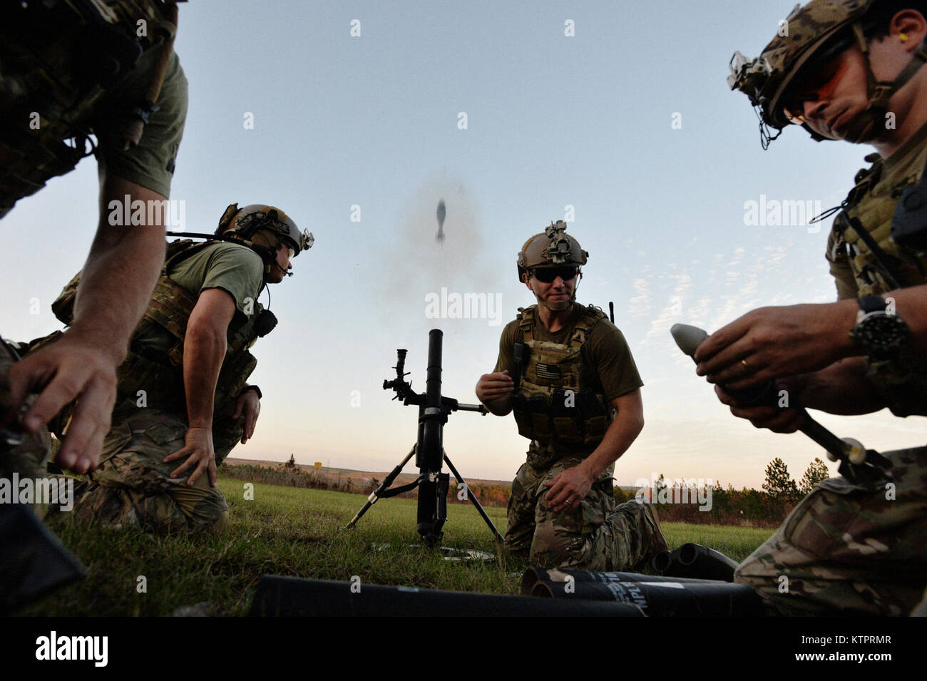 Soldaten von Charlie Company, 2/20 Special Forces Group, Feuer verschiedene Arten von Mörtel am Training Ziele während der Übung Southern Strike 16 am Lager Shelby Joint Forces Training Center, Mississippi, November 4 2015. Übung Southern Strike 16 betont, Luft-zu-Luft, Luft-/Boden- und Sondereinsatzkräfte Ausbildungsmöglichkeiten. (New York Air National Guard/Staff Sergeant Christopher S Muncy/freigegeben) Stockfoto