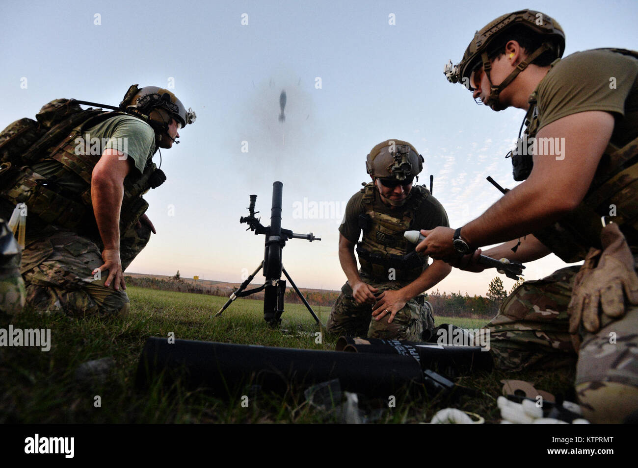 Soldaten von Charlie Company, 2/20 Special Forces Group, Feuer verschiedene Arten von Mörtel am Training Ziele während der Übung Southern Strike 16 am Lager Shelby Joint Forces Training Center, Mississippi, November 4 2015. Übung Southern Strike 16 betont, Luft-zu-Luft, Luft-/Boden- und Sondereinsatzkräfte Ausbildungsmöglichkeiten. (New York Air National Guard/Staff Sergeant Christopher S Muncy/freigegeben) Stockfoto