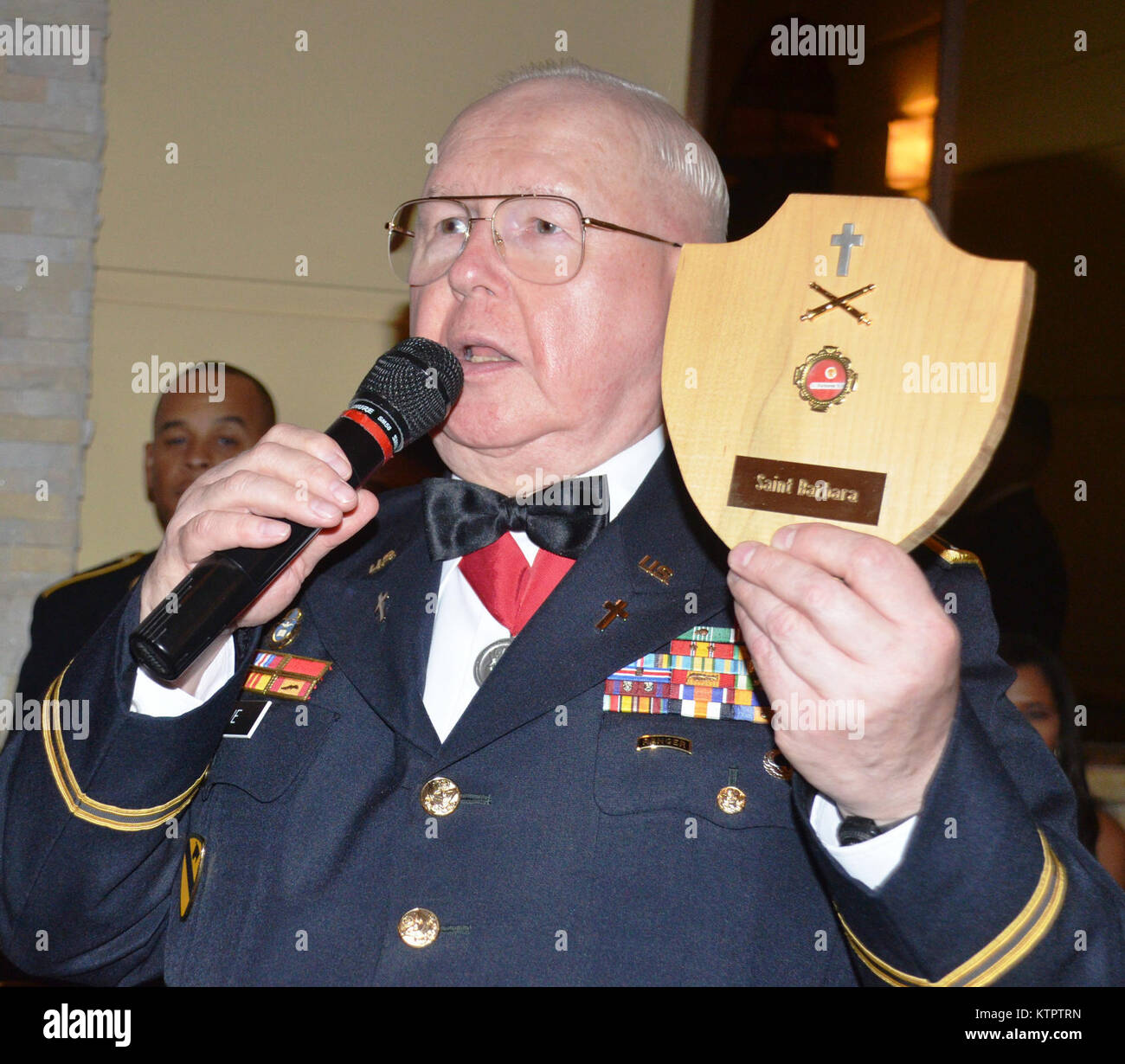 Queens, NY - Am Abend des 4. Dezember 2015, der New York Army National Guard 1-258 th Field Artillery Battalion geboten von LTC Peter Mehling statt Ihres jährlichen St Barbara Ball und Preisverleihung. Die Frau Abgeordnete um der Heiligen Barbara Award wurde zum Major Brandon Gendron, Kapitän Eric Emerling, Chief Warrant Officer zwei Benjamin Lewis, Master Sergeant Victor E. Masser, Sergeant First Class Jonathan Morrison, Sergeant First Class Jack H. Martilotta vorgestellt. Die Auszeichnung würdigt außergewöhnlichen Service von Field Artillery Soldaten der 258 Field Artillery Battalion und links das Feld Kunst Stockfoto