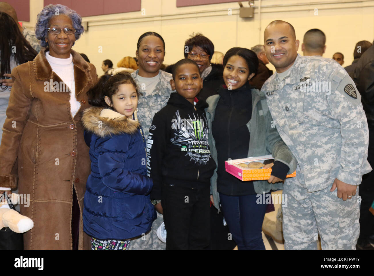 Spc. Melinda Franzosen, Links, und Sgt. 1. Klasse Santo Villar, rechts, beide Mitglieder des 442Nd militärischen der New York Army National Guard Polizei Unternehmen, nehmen Sie sich einen Moment Zeit, um mit Familie und Freunden sofort nach der Bereitstellung Zeremonie im Camp Smith Training Website vor der Abreise für für predeployment Training in Fort Hood, Texas, am Sonntag, 31.01.3 zu stellen. Die Einheit, in Jamaica, Queens basiert, Marinestützpunkt Guantanamo Bay, Kuba für Security Operations dort Anfang 2016 bereitzustellen. (U.S. Armee Foto von Sgt. Michael Davis/Freigegeben) Stockfoto