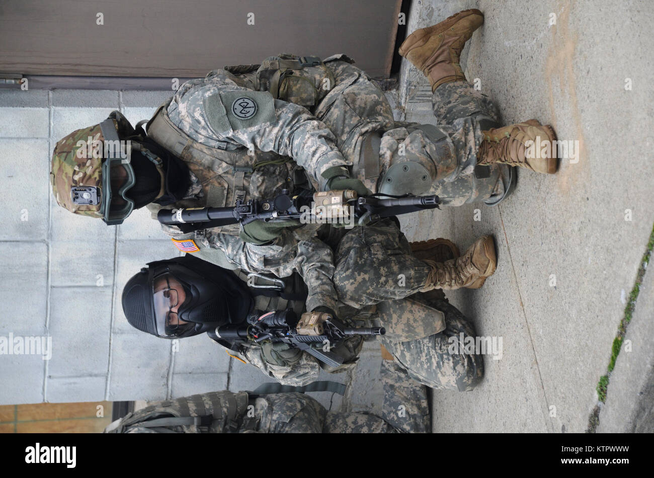 New York Amy National Guard Soldaten der Firma Alpha, 1st Battalion, 69th Infanterie Verhalten taktische Ausbildung bei der Polizei von New York Training Service und Sortiment auf rodmans Hals in der Bronx, NY Am 9. und 10. Januar 2016. Fotos und Video von Kapitän Mark Getman, New York Schutz Stockfoto