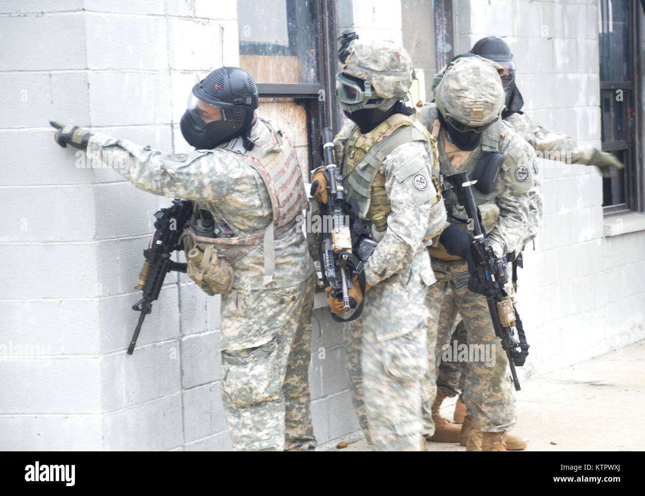 New York Amy National Guard Soldaten der Firma Alpha, 1st Battalion, 69th Infanterie Verhalten taktische Ausbildung bei der Polizei von New York Training Service und Sortiment auf rodmans Hals in der Bronx, NY Am 9. und 10. Januar 2016. Fotos und Video von Kapitän Mark Getman, New York Schutz Stockfoto