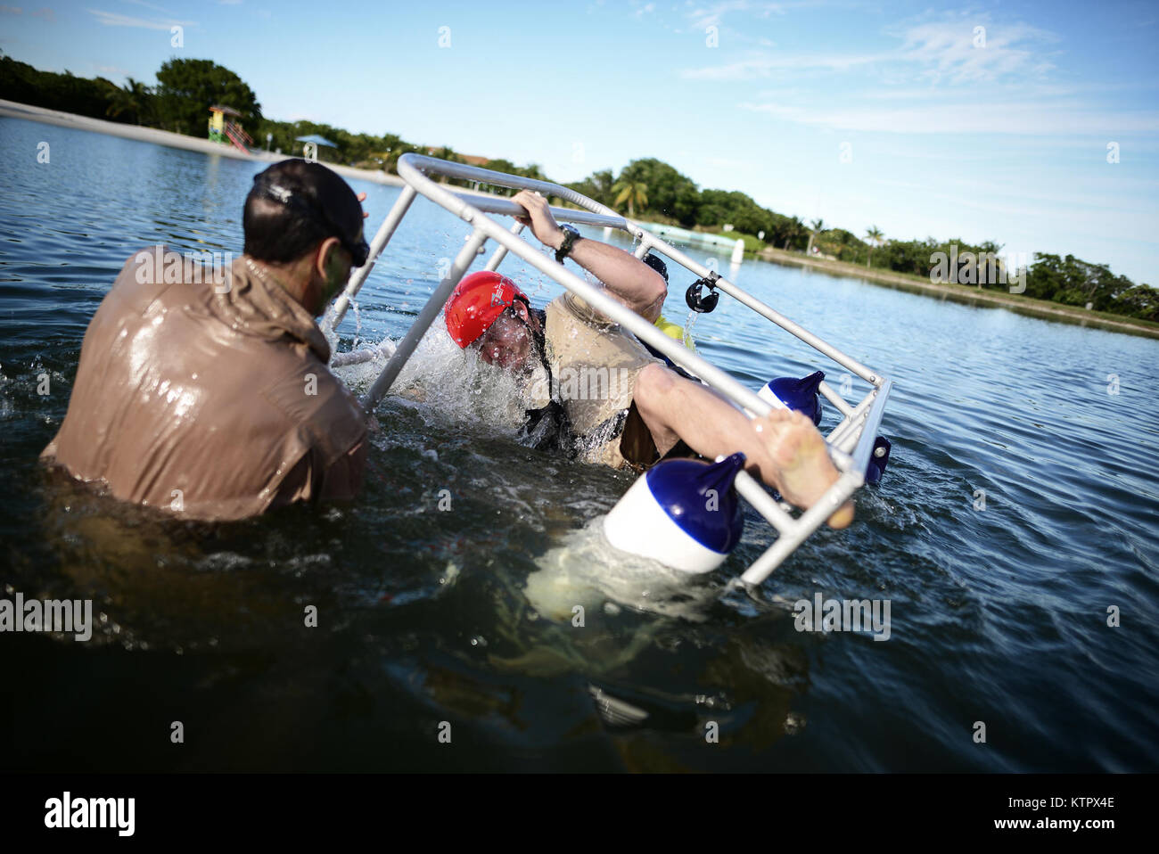 HOMESTEAD, FL - Mitglieder der 101 Rescue Squadron verhalten Wasser überleben Ausbildung (WST) in der Nähe von Homestead Air reserve Base am 20. Januar 2016. Aircrew Mitglieder müssen mehrere Dunks im seichten Wasser Egress Trainer Verhalten in einem vier Fuß, von Menschen gemacht, und die Fähigkeit, ein Flugzeug zu beenden, während auf den Kopf und vollständig unter Wasser getaucht. Nach Durchführung der Bekämpfung Überlebenstraining im subtropischen Florida Everglades, aircrew müssen an WST fort, bevor sie ihre Währung Training. (US Air National Guard/Staff Sgt. Christopher S Muncy/freigegeben) Stockfoto