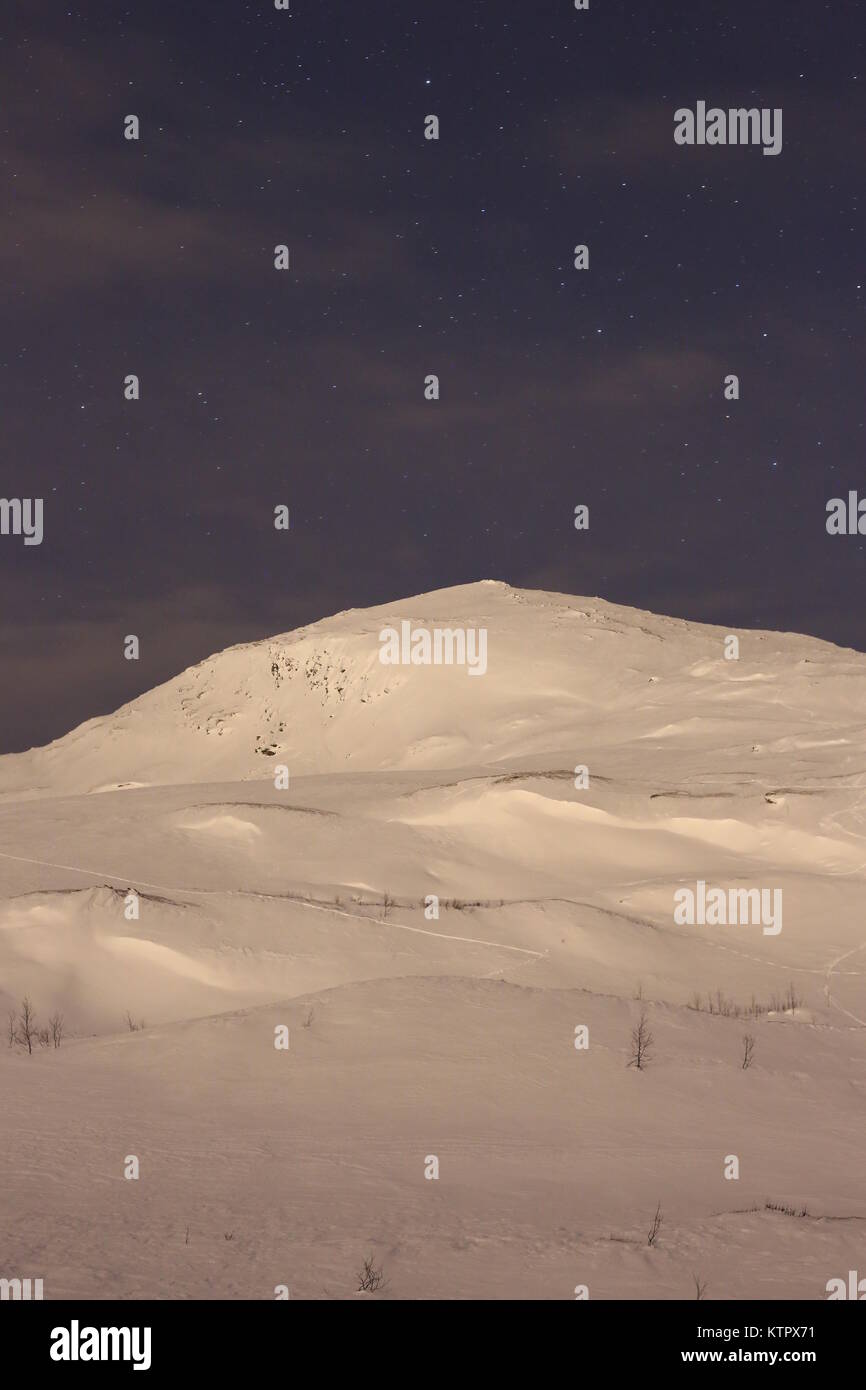 Klare Winternacht in den Berg Stockfoto