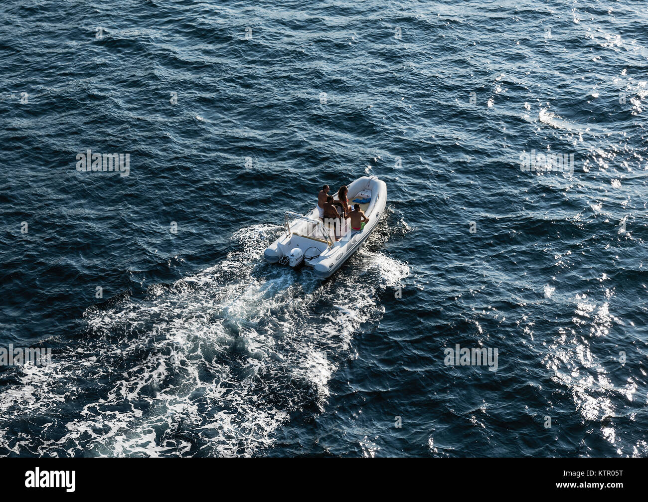 Freunde Stadtbesichtigung mit einem Motorboot, Kampanien, Italien. Stockfoto